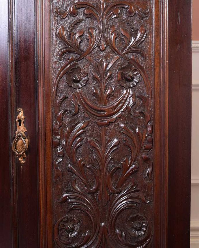 アンティークのキャビネット アンティーク家具 美しい彫がたっぷり施された英国輸入のアンティークカップボード。いろんな場所で見えるこだわり彫のデザインもいろいろありますが、個人的に美しいと思える女性らしく優雅な彫を選んできました。(q-1711-f)