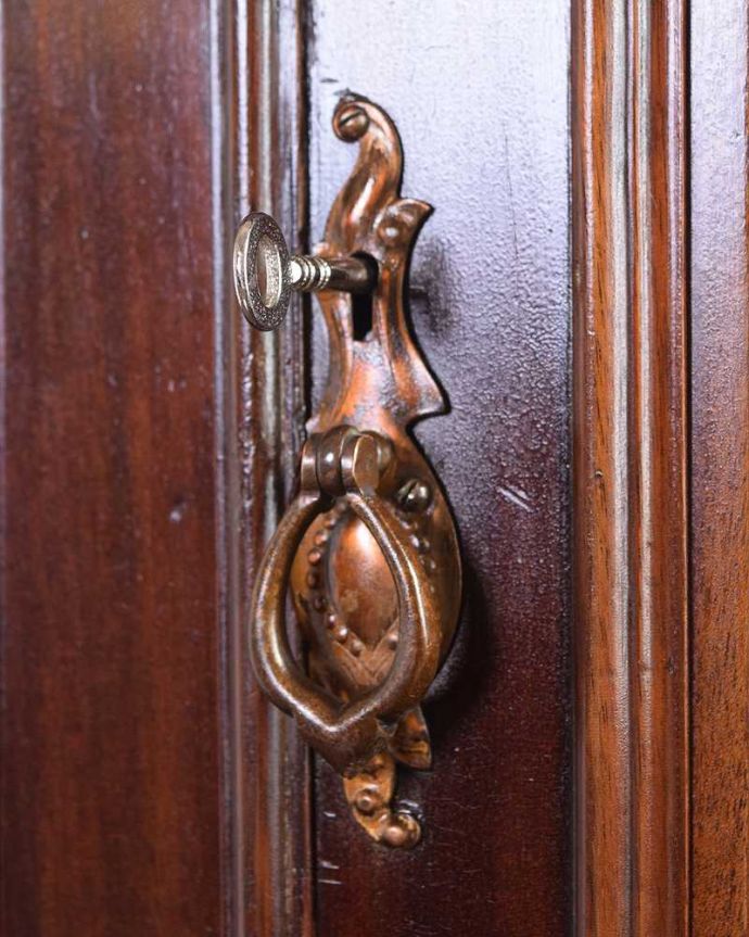アンティークのキャビネット アンティーク家具 美しい彫がたっぷり施された英国輸入のアンティークカップボード。開ける度にワクワクする取っ手おとぎ話に出てくるような可愛いアンティークの鍵が付いています。(q-1711-f)