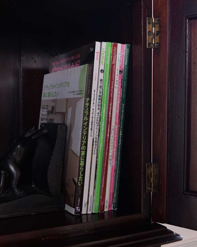 アンティークのキャビネット アンティーク家具 美しい彫がたっぷり施された英国輸入のアンティークカップボード。扉の中は収納たっぷりA4サイズの雑誌までしっかり収納出来ちゃう大きさ。(q-1711-f)