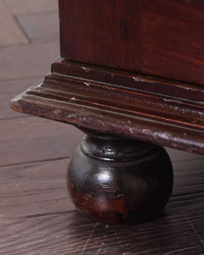 アンティークのキャビネット アンティーク家具 美しい彫がたっぷり施された英国輸入のアンティークカップボード。女性1人でもラクに運べちゃうヒミツHandleのアンティークは、脚の裏にフェルトキーパーをお付けしているので、床を滑らせれば女性でも移動がカンタンに出来ます!ご安心下さい。(q-1711-f)