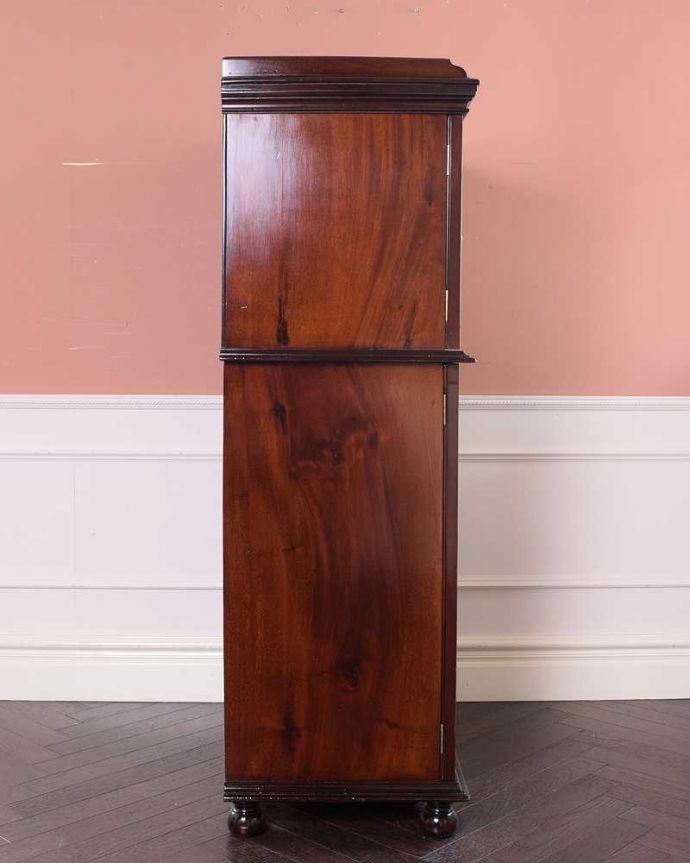 アンティークのキャビネット アンティーク家具 美しい彫がたっぷり施された英国輸入のアンティークカップボード。横から見ると・・・どこから見られてもいいように横顔だって美しく修復しました。(q-1711-f)