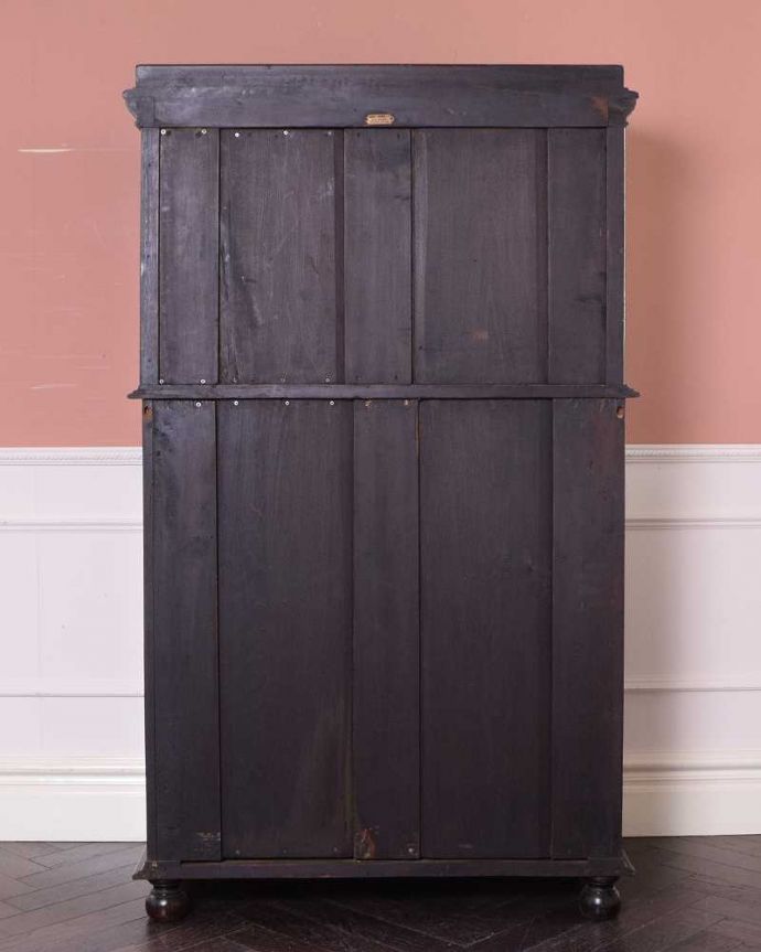 アンティークのキャビネット アンティーク家具 美しい彫がたっぷり施された英国輸入のアンティークカップボード。後ろ姿もキレイですアンティークは新品ではないので、経年変化によるキズはありますが、専門の職人がキレイにお直しをしているので、後ろ姿もキレイです。(q-1711-f)