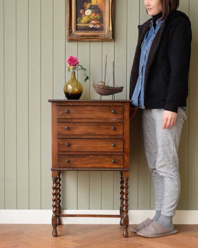 アンティークのチェスト　アンティーク家具　アンティークの英国家具、サイドテーブルにもなるツイスト脚のミュージックキャビネット。楽譜のために作られた贅沢なミュージックチェストスラーッとスタイルがよく、薄い引き出しがたくさん付いたチェストは、もともと楽譜の収納場所として作られた贅沢なチェストなんです。(q-1712-f)