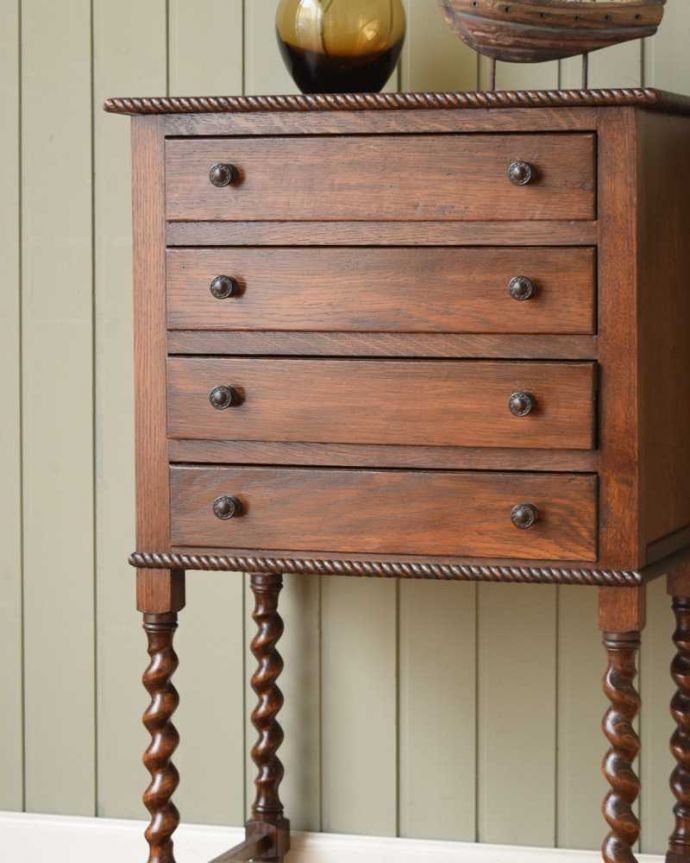 アンティークのチェスト　アンティーク家具　アンティークの英国家具、サイドテーブルにもなるツイスト脚のミュージックキャビネット。厚みがない引き出しはとっても便利に使えます楽譜用に作られた低い引き出しがたくさんあるので、細々としたものを分けて収納できます。(q-1712-f)