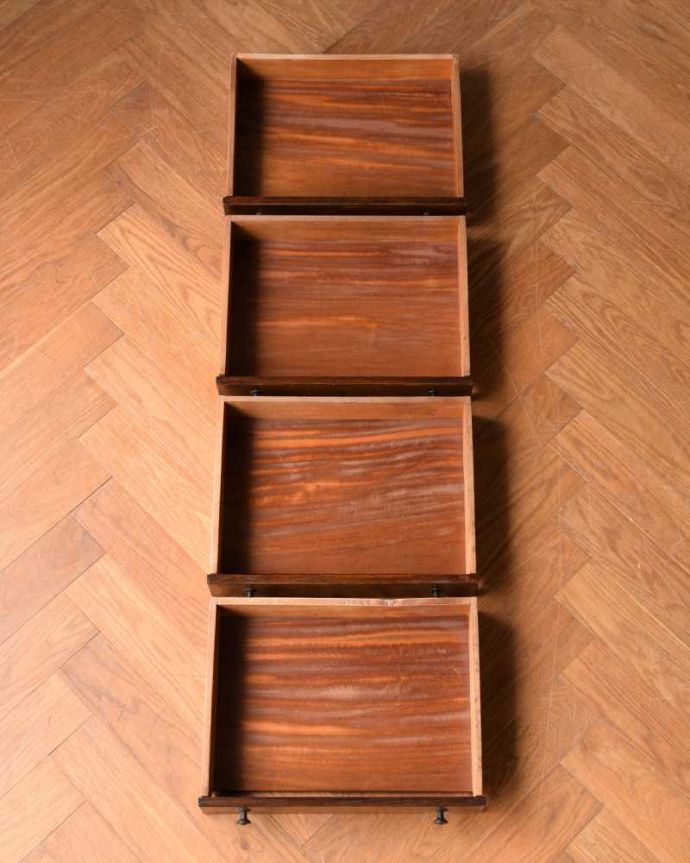 アンティークのチェスト　アンティーク家具　アンティークの英国家具、サイドテーブルにもなるツイスト脚のミュージックキャビネット。キレイに修復したので、何を入れてもOKです。(q-1712-f)