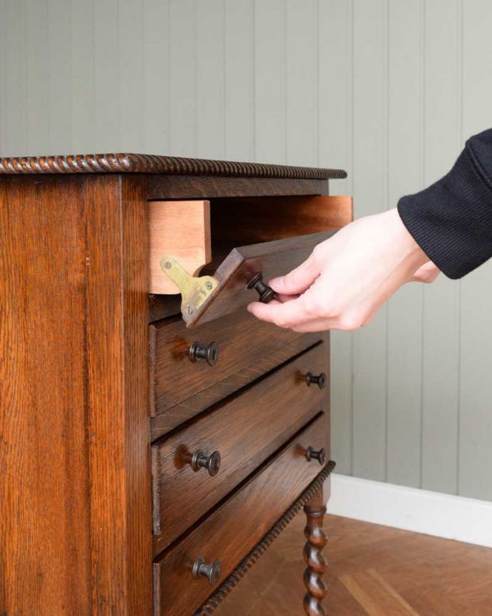 アンティークのチェスト　アンティーク家具　アンティークの英国家具、サイドテーブルにもなるツイスト脚のミュージックキャビネット。簡単に出し入れ出来ますちゃんと動くように修復したので、引き出し部分は楽譜を入れるために引き出しやすくなっています。(q-1712-f)