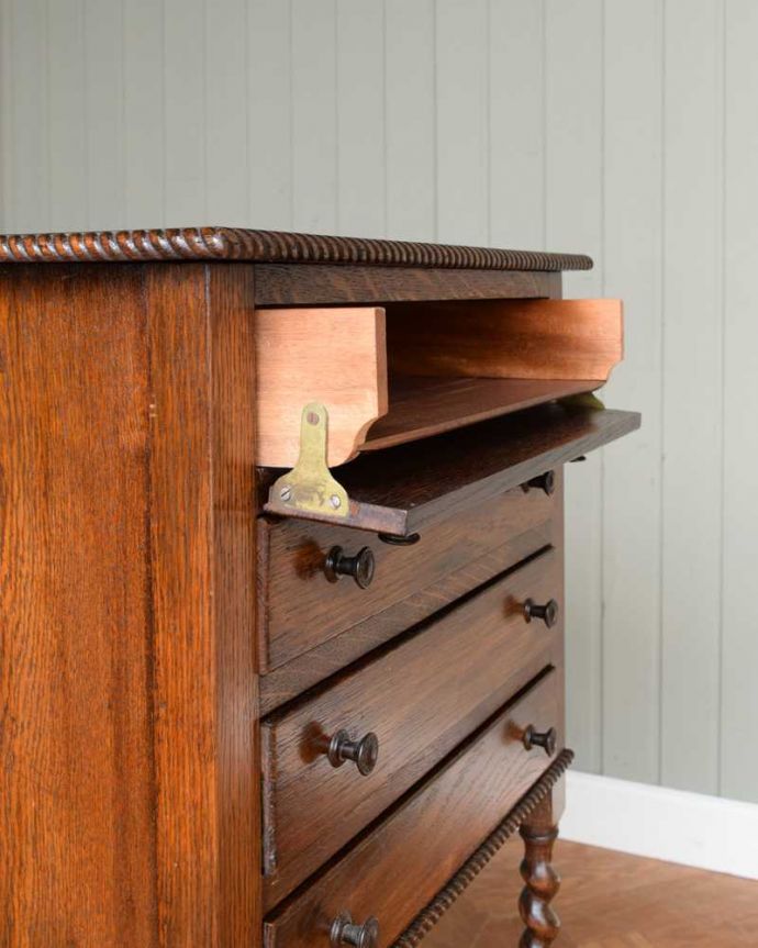 アンティークのチェスト　アンティーク家具　アンティークの英国家具、サイドテーブルにもなるツイスト脚のミュージックキャビネット。ここまで開きます楽譜が出し入れしやすいように前の板が手前に倒れるようになっています。(q-1712-f)