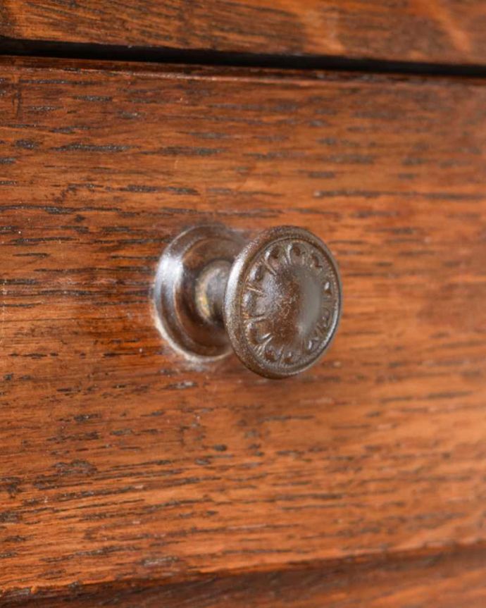 アンティークのチェスト　アンティーク家具　アンティークの英国家具、サイドテーブルにもなるツイスト脚のミュージックキャビネット。取っ手もアンティークらしいデザインアンティーク家具の取っ手は、なんだか高級感があるんですよね。(q-1712-f)