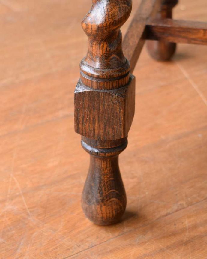 アンティークのチェスト　アンティーク家具　アンティークの英国家具、サイドテーブルにもなるツイスト脚のミュージックキャビネット。女性1人でラクラク運べちゃう仕掛けHandleのアンティークは、脚の裏にフェルトキーパーをお付けしています。(q-1712-f)