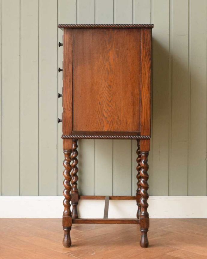 アンティークのチェスト　アンティーク家具　アンティークの英国家具、サイドテーブルにもなるツイスト脚のミュージックキャビネット。横から見てもステキ横から見た姿も英国アンティークらしくこんなにカッコいいんです。(q-1712-f)