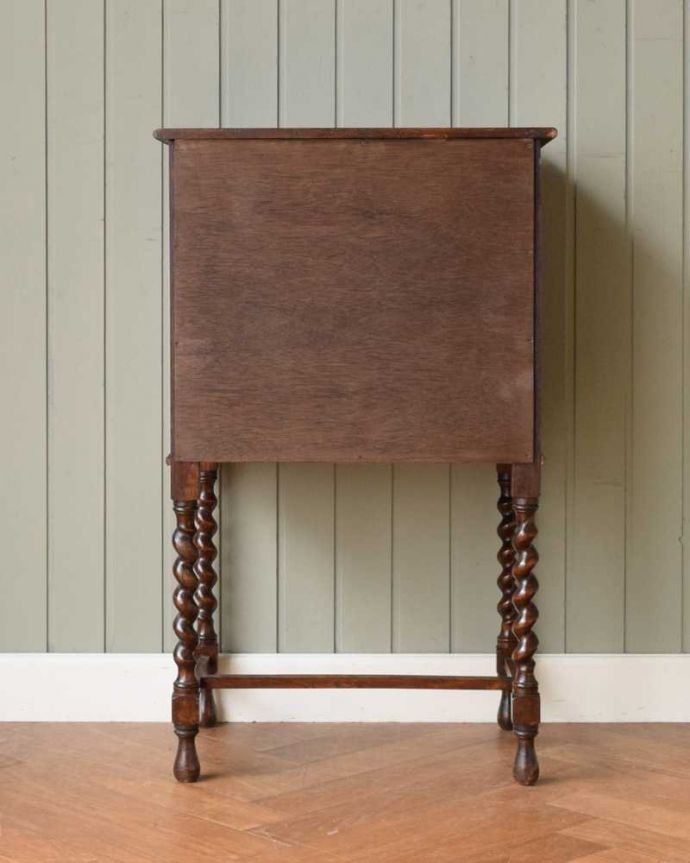 アンティークのチェスト　アンティーク家具　アンティークの英国家具、サイドテーブルにもなるツイスト脚のミュージックキャビネット。修復してあるので後ろ姿もキレイです。(q-1712-f)