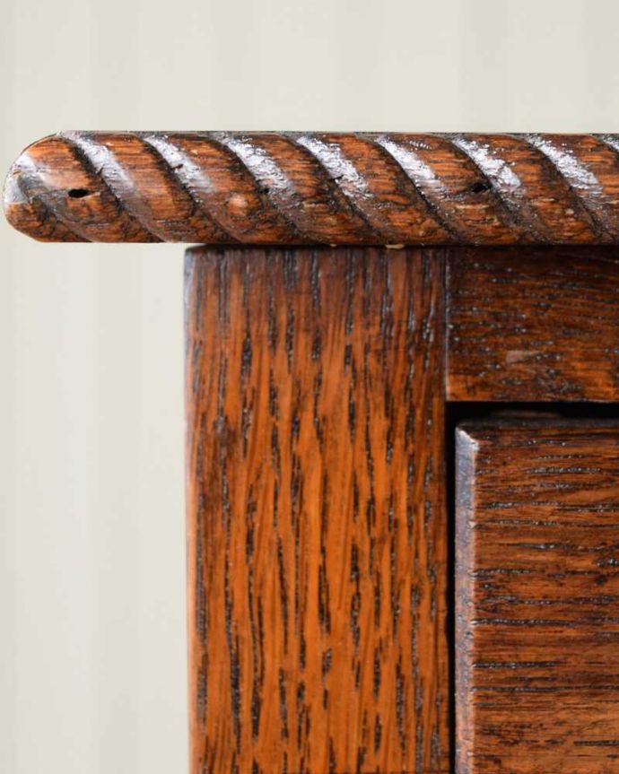 アンティークのチェスト　アンティーク家具　アンティークの英国家具、サイドテーブルにもなるツイスト脚のミュージックキャビネット。いろんな場所にこだわり彫のデザインもいろいろです。(q-1712-f)