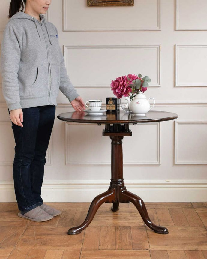 アンティークのテーブル　アンティーク家具　場所をとらず保管できる便利な家具、アンティークのティルトップテーブル。使う時に天板をセット！便利な折りたたみ式のテーブルティルトップテーブルは、使う時に天板をセットするだけで、あっという間にテーブルに早変わりしちゃうんです。(q-1713-f)