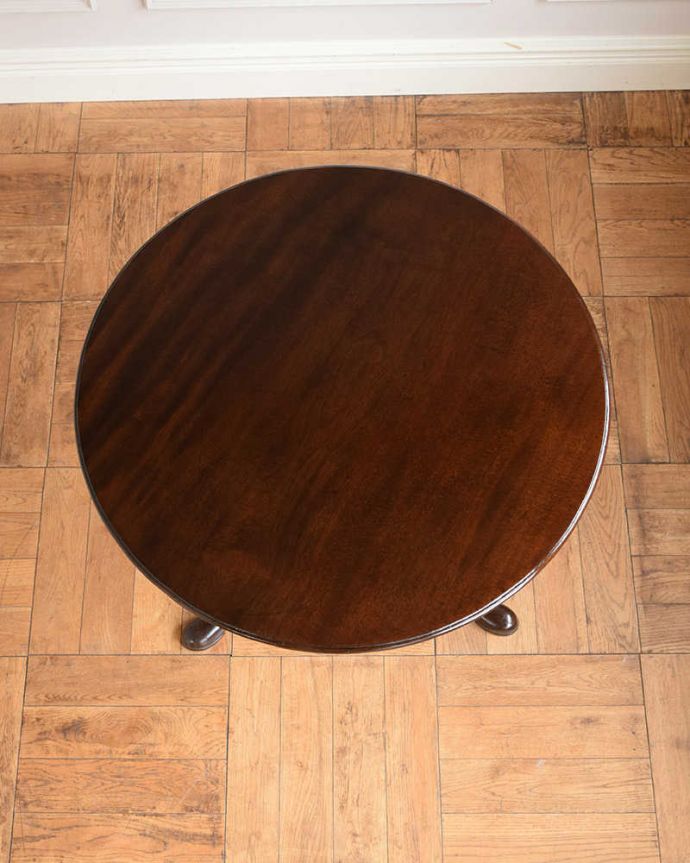 アンティークのテーブル　アンティーク家具　場所をとらず保管できる便利な家具、アンティークのティルトップテーブル。テーブルを上から見ると、こんな感じです。(q-1713-f)