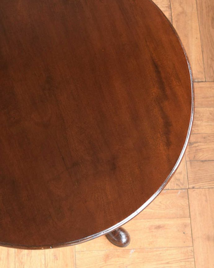 アンティークのテーブル　アンティーク家具　場所をとらず保管できる便利な家具、アンティークのティルトップテーブル。ピッカピカに修復しました☆天板の塗装は職人がキレイに修復しているので、とてもキレイです！安心して使って下さい。(q-1713-f)