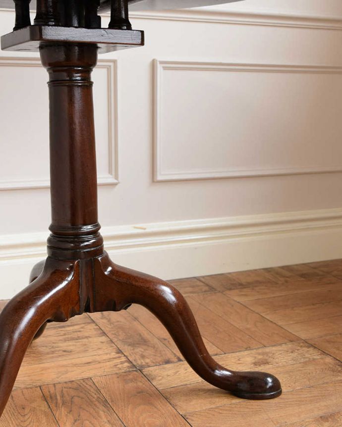 アンティークのテーブル　アンティーク家具　場所をとらず保管できる便利な家具、アンティークのティルトップテーブル。脚先には･･･Handleのアンティークは脚の裏にフェルトキーパーを付けています。(q-1713-f)