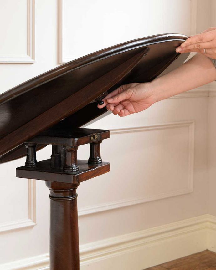 アンティークのテーブル　アンティーク家具　場所をとらず保管できる便利な家具、アンティークのティルトップテーブル。あっという間に天板がセット出来ます女性でもカンタン。(q-1713-f)