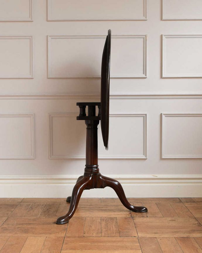 アンティークのテーブル　アンティーク家具　場所をとらず保管できる便利な家具、アンティークのティルトップテーブル。横から見ると･･･よく分かるでしょう〜！使わないときはこんな風にコンパクトに収納できるので便利なんです。(q-1713-f)