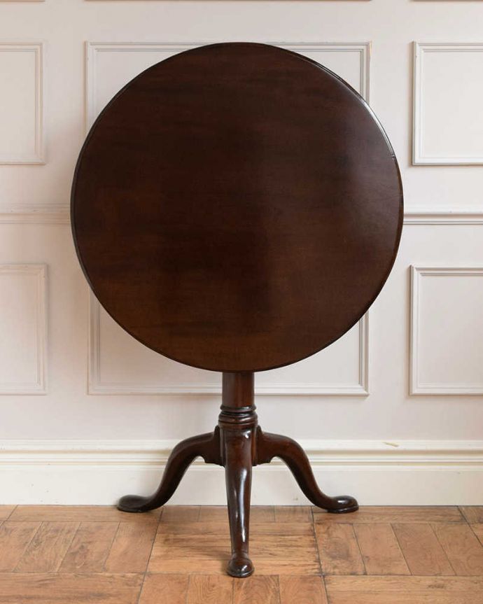 アンティークのテーブル　アンティーク家具　場所をとらず保管できる便利な家具、アンティークのティルトップテーブル。立てて見ると、スクリーン畳んだ所を正面から見るとこんな感じ。(q-1713-f)