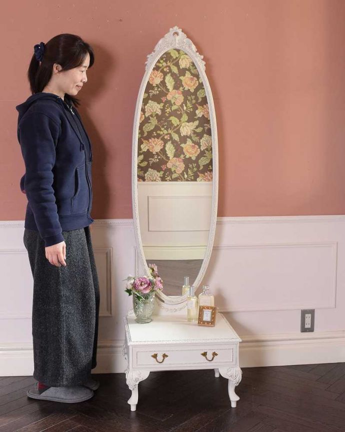 アンティークのドレッサー　アンティーク家具　フランスアンティークのドレッシングテーブル（鏡台）、引き出し付きのスタンドミラー（姿見）。女子力が高いアンティークの姿見フランスらしく優雅で女性らしいデザインが魅力のスタンドミラー。(q-1714-f)