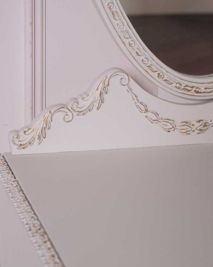 アンティークのドレッサー　アンティーク家具　フランスアンティークのドレッシングテーブル（鏡台）、引き出し付きのスタンドミラー（姿見）。いろんな場所にこだわり彫のデザインもいろいろです。(q-1714-f)