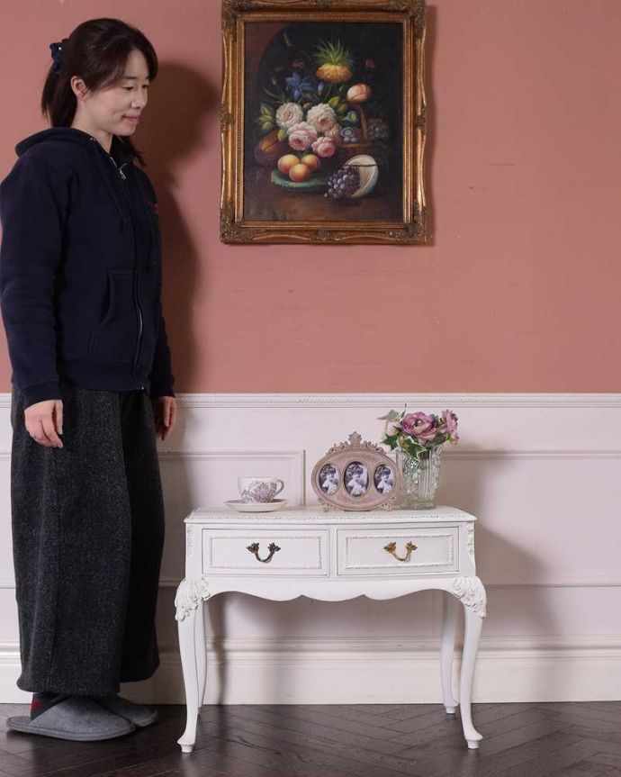 アンティークのチェスト　アンティーク家具　アンティークのフレンチ家具、上品なホワイト色のサイドテーブル　。毎日がお姫さま気分で過ごせるチェストまるでおとぎ話の世界から飛び出てきたような可愛いデザイン。(q-1715-f)