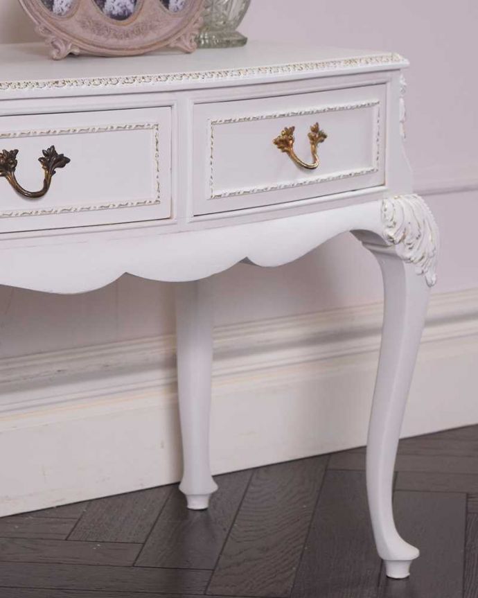 アンティークのチェスト　アンティーク家具　アンティークのフレンチ家具、上品なホワイト色のサイドテーブル　。女子力がUPしちゃう優雅な曲線美フランスらしいエレガントな曲線が一番の魅力です。(q-1715-f)