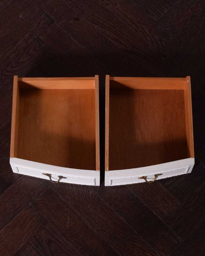 アンティークのチェスト　アンティーク家具　アンティークのフレンチ家具、上品なホワイト色のサイドテーブル　。引き出しの中もキレイに修復しましたチェストで一番気になる引き出しの中も、もちろん専門の職人がキレイに修復しました。(q-1715-f)