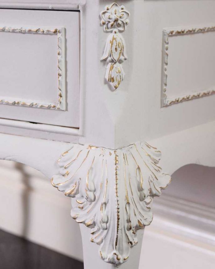 アンティークのチェスト　アンティーク家具　アンティークのフレンチ家具、上品なホワイト色のサイドテーブル　。やっぱりココがフランスらしい美しい彫にうっとり･･･ポイントポイントの装飾がキレイです。(q-1715-f)