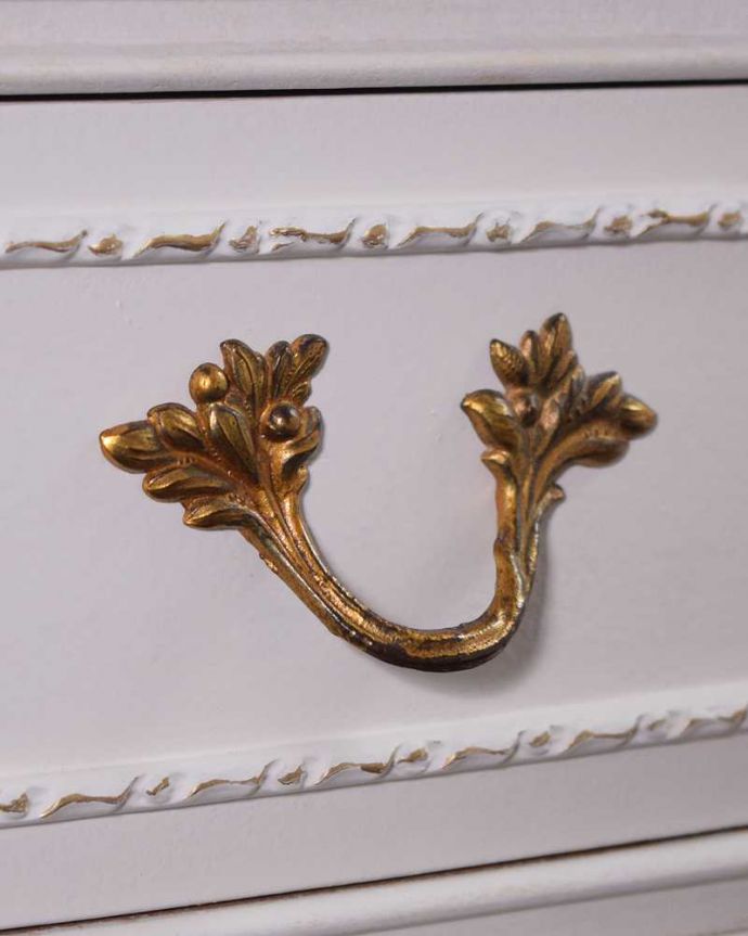 アンティークのチェスト　アンティーク家具　アンティークのフレンチ家具、上品なホワイト色のサイドテーブル　。開ける度にワクワクする取っ手優雅なデザインは、もちろん取っ手の部分も。(q-1715-f)
