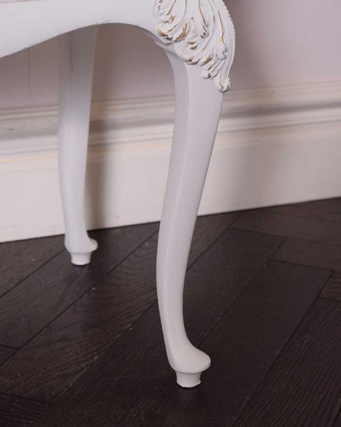 アンティークのチェスト　アンティーク家具　アンティークのフレンチ家具、上品なホワイト色のサイドテーブル　。女性1人でラクラク運べちゃう仕掛けHandleのアンティークは、脚の裏にフェルトキーパーをお付けしています。(q-1715-f)