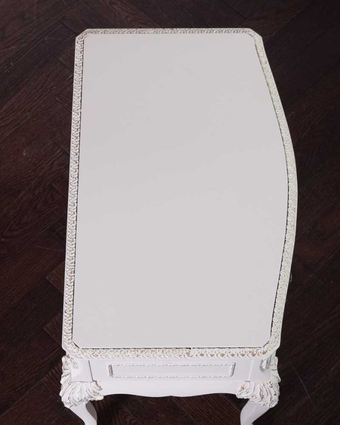 アンティークのチェスト　アンティーク家具　アンティークのフレンチ家具、上品なホワイト色のサイドテーブル　。何を置こうかな･･･？上から見ると天板の形はこんな感じです。(q-1715-f)