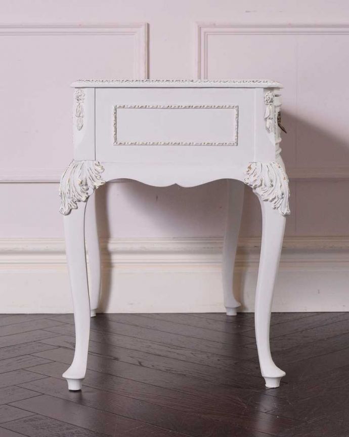 アンティークのチェスト　アンティーク家具　アンティークのフレンチ家具、上品なホワイト色のサイドテーブル　。横顔だって美しいんですどこから見ても美しく見えるように、横側もキレイに修復してあります。(q-1715-f)