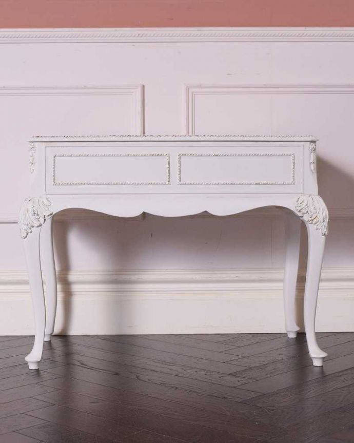 アンティークのチェスト　アンティーク家具　アンティークのフレンチ家具、上品なホワイト色のサイドテーブル　。後ろ姿もキレイなんですアンティークは新品ではないので、もちろん経年変化によるキズはありますが、専門の職人がキレイにお直しをしているので、後ろ姿もキレイなんです。(q-1715-f)