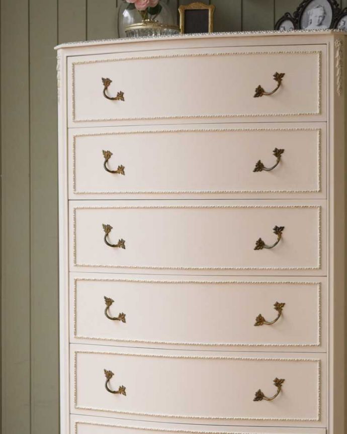 アンティークのチェスト　アンティーク家具　華やかなペイント仕上げのアンティーク家具 、６段引き出しのチェスト。収納だけじゃなく見た目でも楽しめます女性らしく素敵なデザインなので、チェストと言っても収納として使うだけじゃなく、置くだけでワクワクしてしまうアンティーク。(q-1716-f)