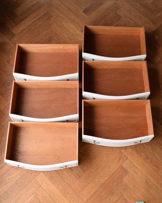 アンティークのチェスト　アンティーク家具　華やかなペイント仕上げのアンティーク家具 、６段引き出しのチェスト。お洋服もたっぷり収納出来ます修復する時、引き出しの中も職人がキレイにしました。(q-1716-f)