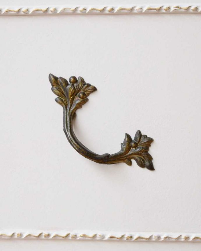 アンティークのチェスト　アンティーク家具　華やかなペイント仕上げのアンティーク家具 、６段引き出しのチェスト。開ける度にワクワクする取っ手フランスらしい優雅なデザインは取っ手にも。(q-1716-f)