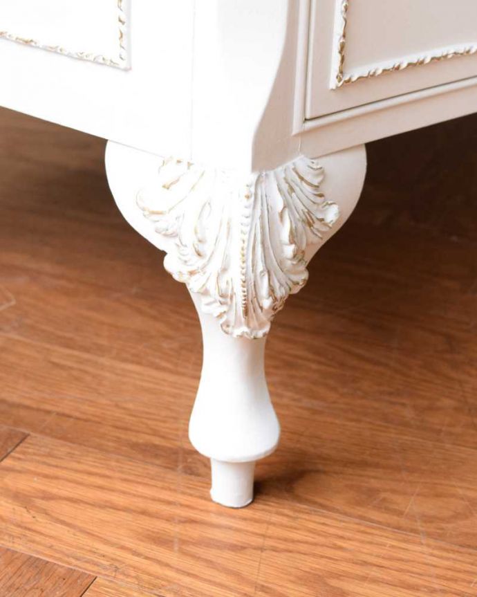 アンティークのチェスト　アンティーク家具　華やかなペイント仕上げのアンティーク家具 、６段引き出しのチェスト。女性1人でラクラク運べちゃう仕掛けHandleのアンティークは、脚の裏にフェルトキーパーをお付けしています。(q-1716-f)