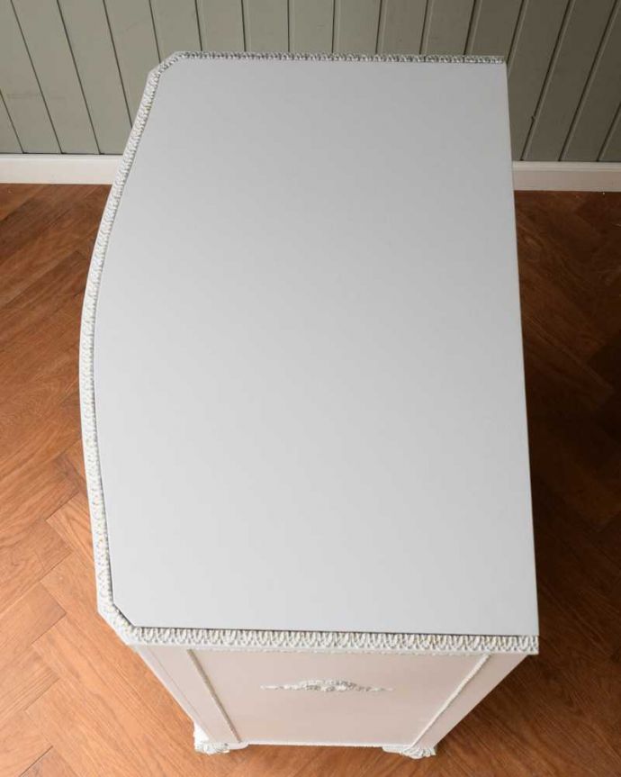 アンティークのチェスト　アンティーク家具　華やかなペイント仕上げのアンティーク家具 、６段引き出しのチェスト。何を置こうかな･･･？上から見るとチェストはこんな形になっています。(q-1716-f)