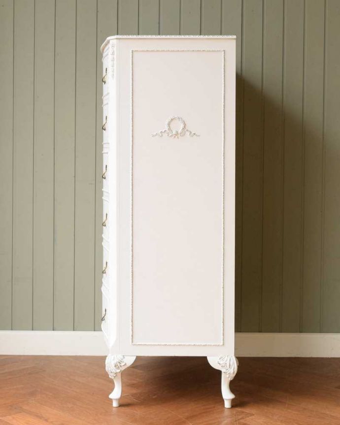 アンティークのチェスト　アンティーク家具　華やかなペイント仕上げのアンティーク家具 、６段引き出しのチェスト。横から見てもステキ実はサイドにも美しい彫が入っているんです。(q-1716-f)