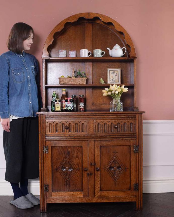 アンティークのキャビネット　アンティーク家具　英国アンティーク家具、お花の彫刻も華やかなウェルシュドレッサー（カップボード） 。アンティークらしい「見せる」収納家具ウェルシュドレッサーとは、もともとキッチンで使われていたお料理を飾り付け（ドレッシング）するための家具。(q-1717-f)