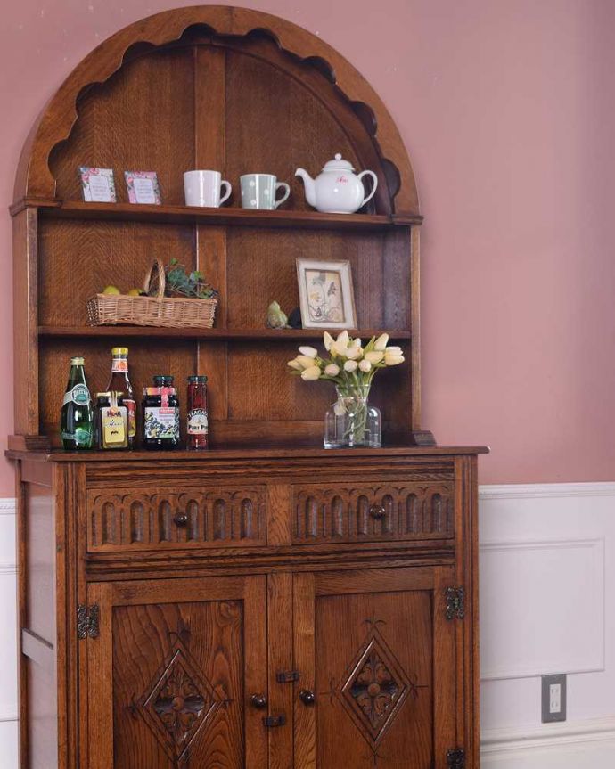 アンティークのキャビネット　アンティーク家具　英国アンティーク家具、お花の彫刻も華やかなウェルシュドレッサー（カップボード） 。置いたもの全部が素敵に見えちゃうこの棚に置いたものが全部オシャレに見えるんです。(q-1717-f)