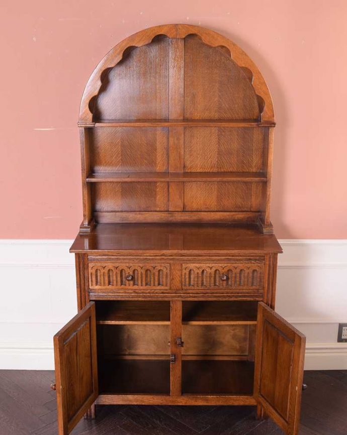 アンティークのキャビネット　アンティーク家具　英国アンティーク家具、お花の彫刻も華やかなウェルシュドレッサー（カップボード） 。扉を開けてみると…中が見えない扉の中も、キレイに修復しました。(q-1717-f)