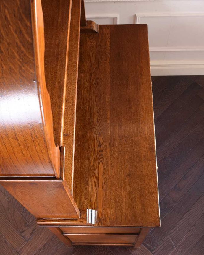 アンティークのキャビネット　アンティーク家具　英国アンティーク家具、お花の彫刻も華やかなウェルシュドレッサー（カップボード） 。天板部分もキレイに仕上げました。(q-1717-f)