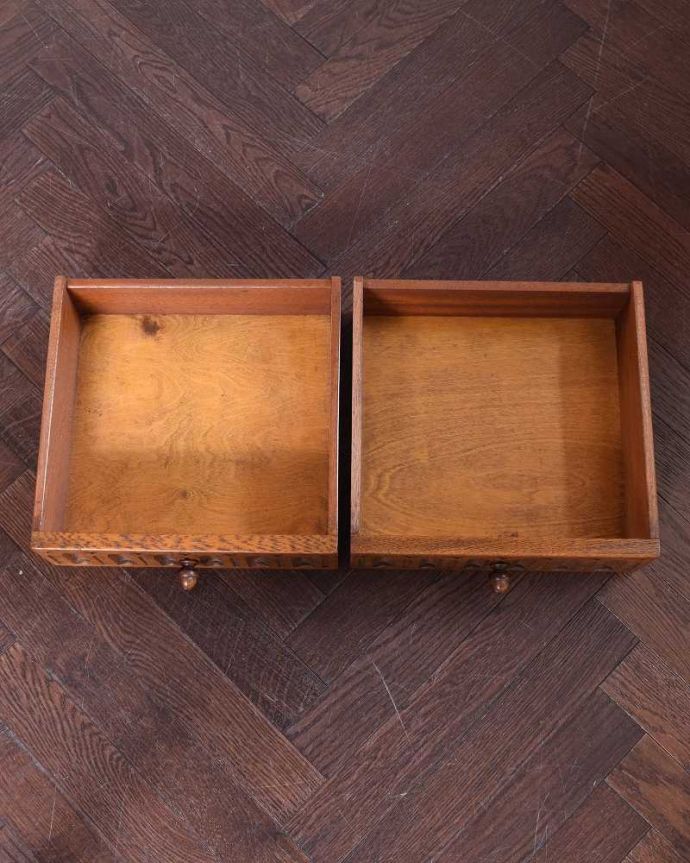 アンティークのキャビネット　アンティーク家具　英国アンティーク家具、お花の彫刻も華やかなウェルシュドレッサー（カップボード） 。引き出しの中もキレイですもちろん引き出しの中も職人がキレイに修復しました。(q-1717-f)