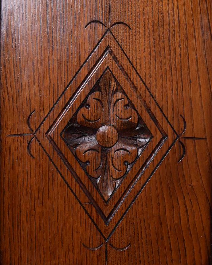 アンティークのキャビネット　アンティーク家具　英国アンティーク家具、お花の彫刻も華やかなウェルシュドレッサー（カップボード） 。いろんな場所にこだわり彫のデザインもいろいろです。(q-1717-f)