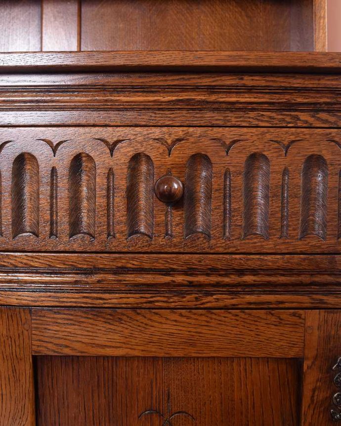 アンティークのキャビネット　アンティーク家具　英国アンティーク家具、お花の彫刻も華やかなウェルシュドレッサー（カップボード） 。惚れ惚れしちゃう美しさこんなに堅い無垢材に一体どうやって彫ったんだろう？と不思議になるくらい細かい彫にうっとりです。(q-1717-f)