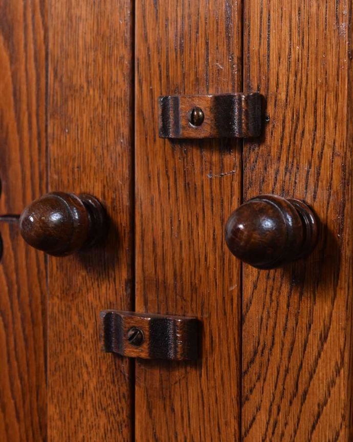 アンティークのキャビネット　アンティーク家具　英国アンティーク家具、お花の彫刻も華やかなウェルシュドレッサー（カップボード） 。扉を開ける度にワクワクほっこりとした風合いがいい取っ手。(q-1717-f)