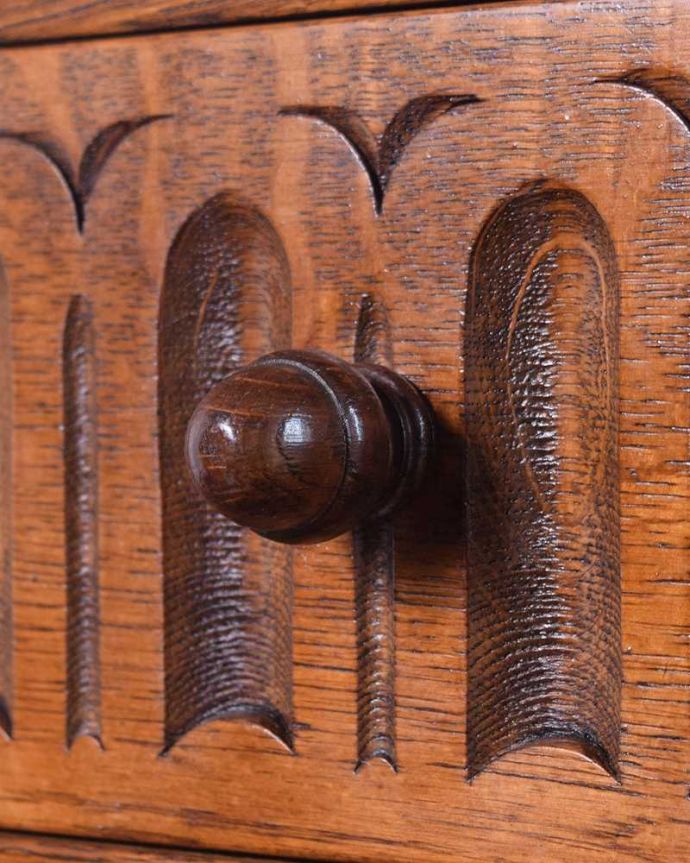 アンティークのキャビネット　アンティーク家具　英国アンティーク家具、お花の彫刻も華やかなウェルシュドレッサー（カップボード） 。アンティークらしい取っ手キチンとお直ししてありますので、開け閉めもスムーズです。(q-1717-f)