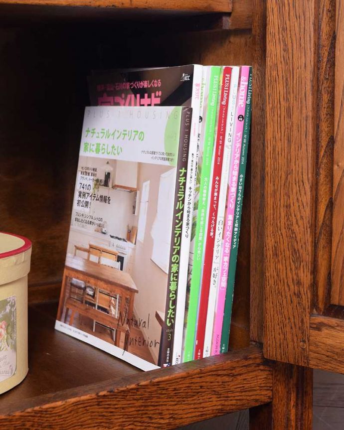 アンティークのキャビネット　アンティーク家具　英国アンティーク家具、お花の彫刻も華やかなウェルシュドレッサー（カップボード） 。A4サイズも収納出来ちゃう優れものA4サイズの雑誌までしっかり収納出来ちゃう大きさ。(q-1717-f)